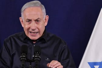 Benjamin Netanjahu während einer Pressekonferenz (Archivbild): Laut dem Netanjahu sei man bereit für eine "sehr intensive Operation" im Grenzgebiet zum Libanon.