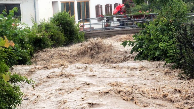 Der Auerbach im Ortsteil Au im Landkreis Rosenheim hat sich zu einer reißenden Flut entwickelt.