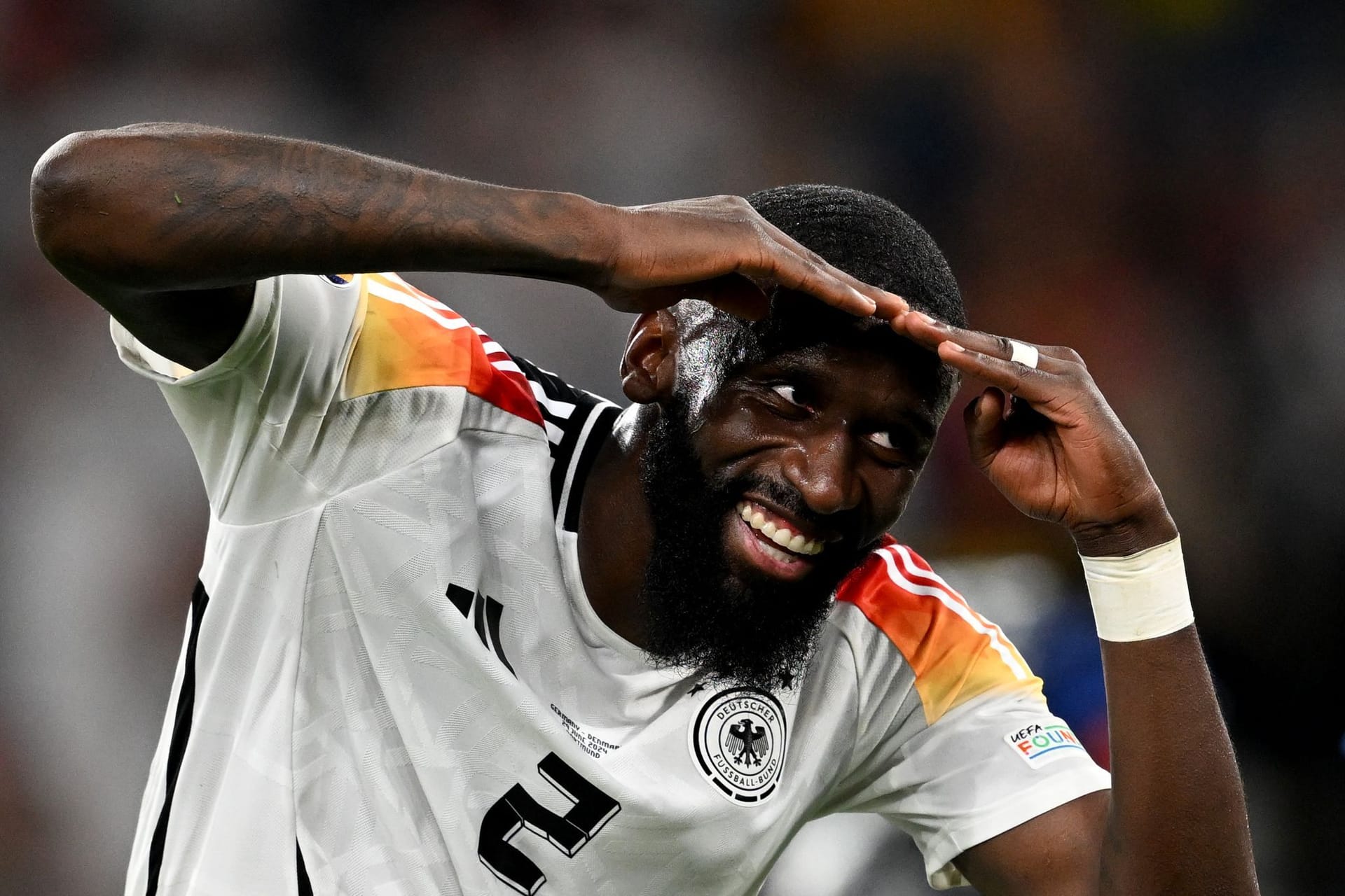 Deutschlands Antonio Rüdiger jubelt nach dem Spiel.