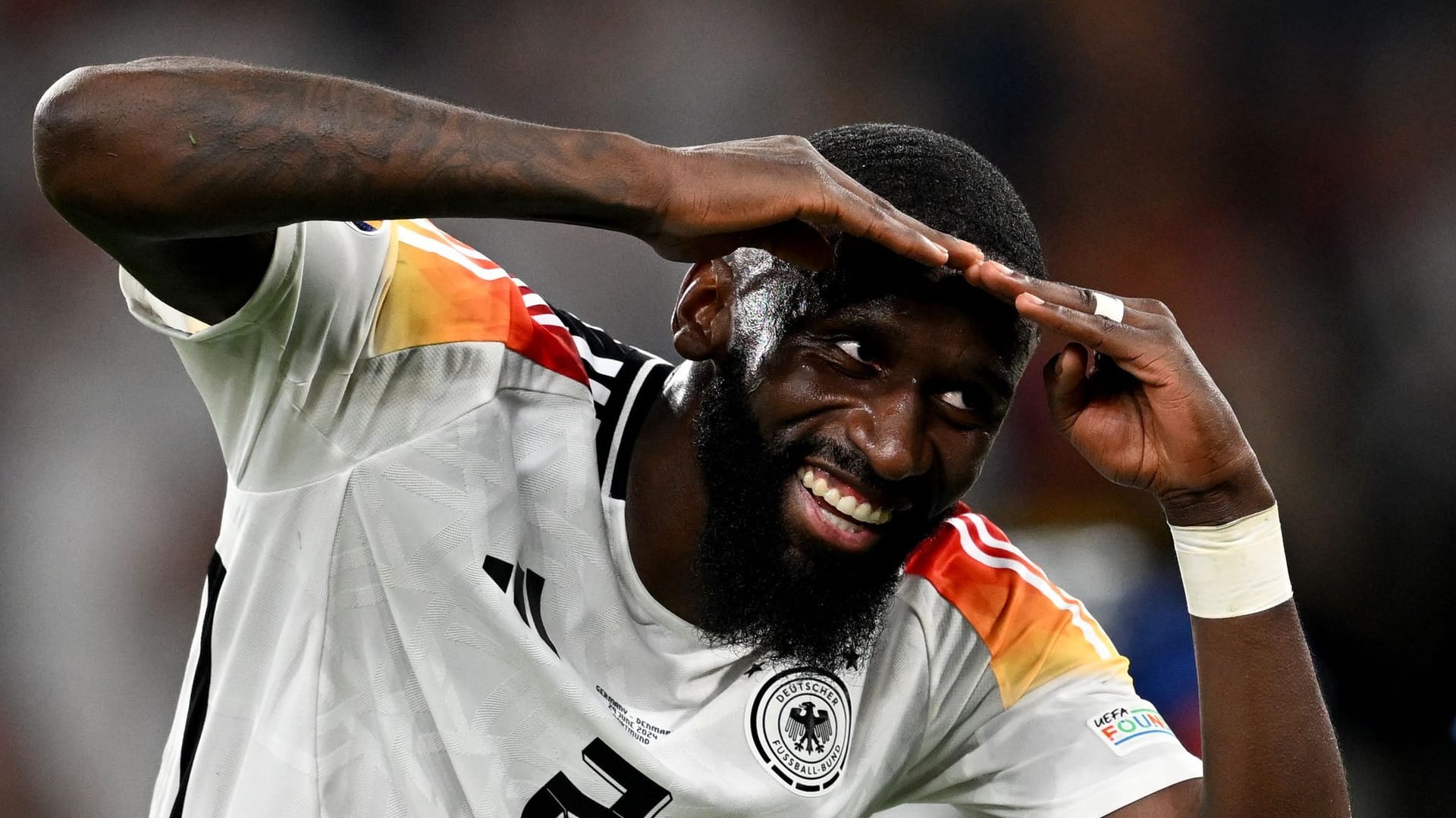 Deutschlands Antonio Rüdiger jubelt nach dem Spiel.