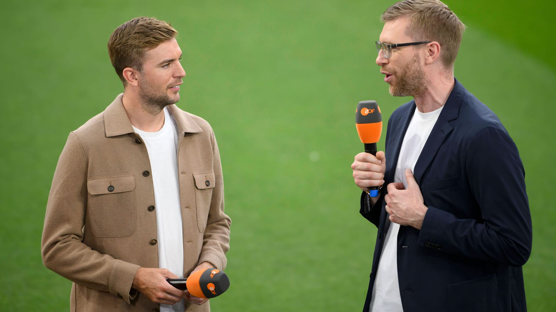 Christoph Kramer (l.) neben Per Mertesacker am Spielfeldrand im Einsatz für das ZDF.