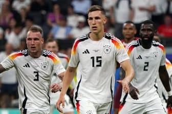 Das DFB-Team um Nico Schlotterbeck (M.): Das nächste Spiel findet in Dortmund statt.