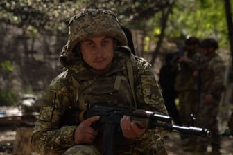 Ein ukrainischer Soldat im Ostend es Landes: Die Ukraine kämpft aktuell mit Personalproblemen.