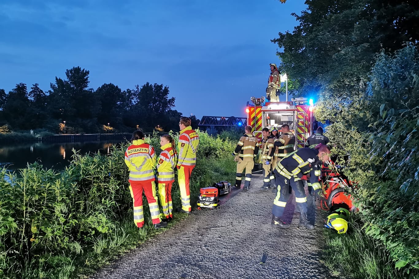 Einsatzkräften am Rhein-Herne-Kanal: Suche nach einer mutmaßlich vermissten Person.