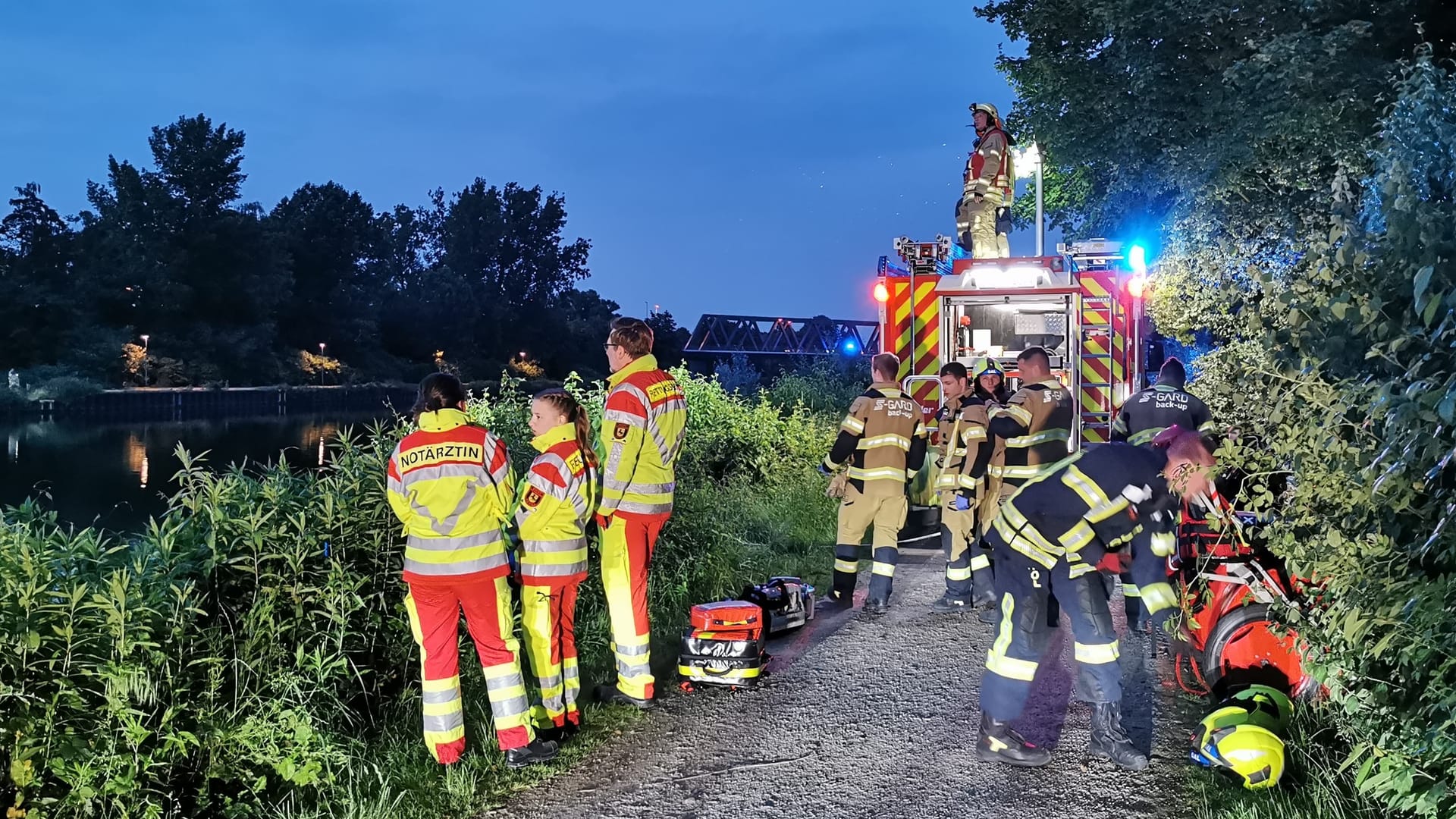 Einsatzkräften am Rhein-Herne-Kanal: Suche nach einer mutmaßlich vermissten Person.