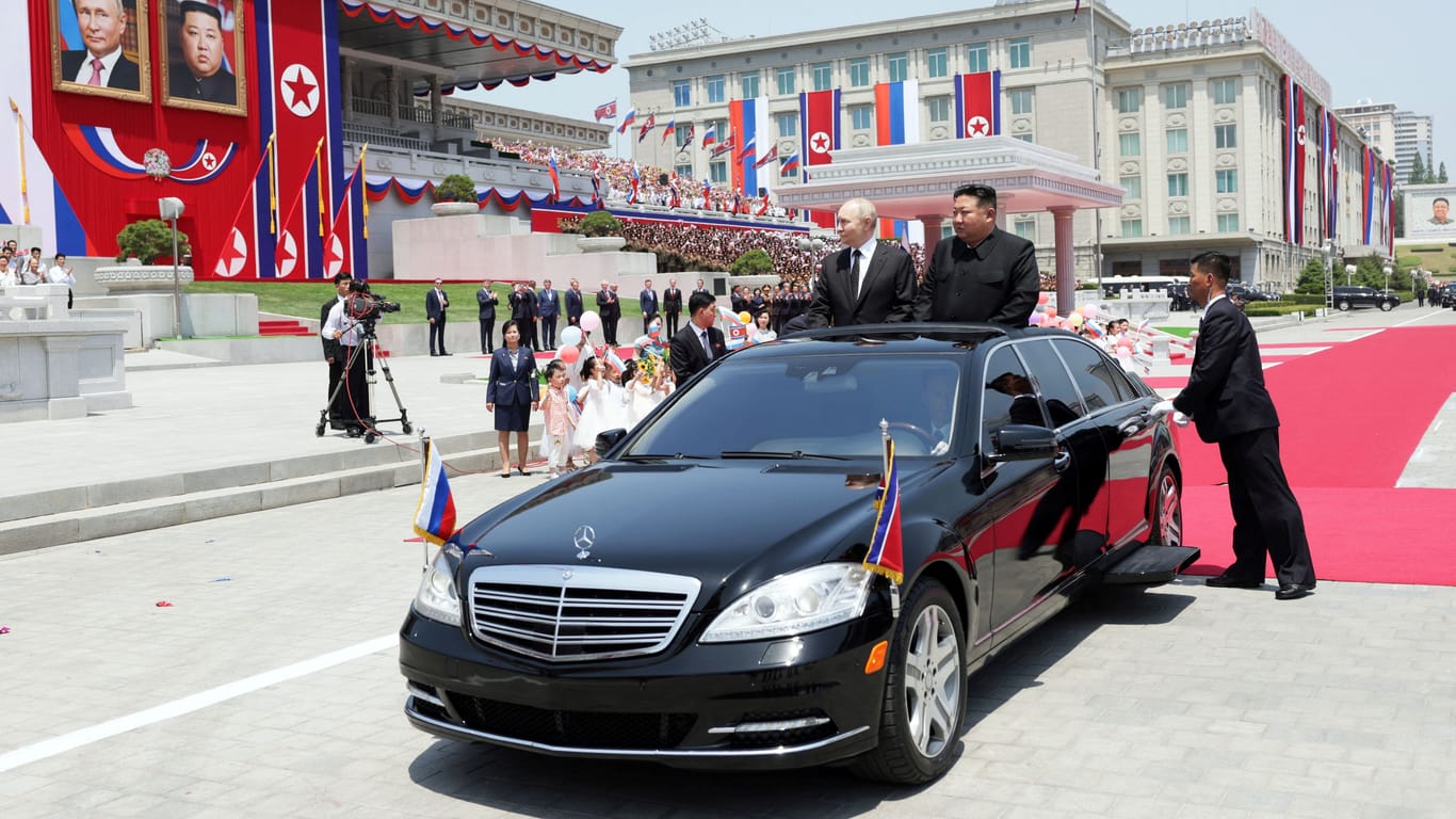Putin und Kim zeigen sich auf dem Kim-Il-Sung-Platz in Pjöngjang.