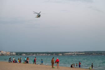 Hubschrauber über der Playa de Palma auf Mallorca (Archivbild): Diesmal versprühten sie Mücken-Gift.