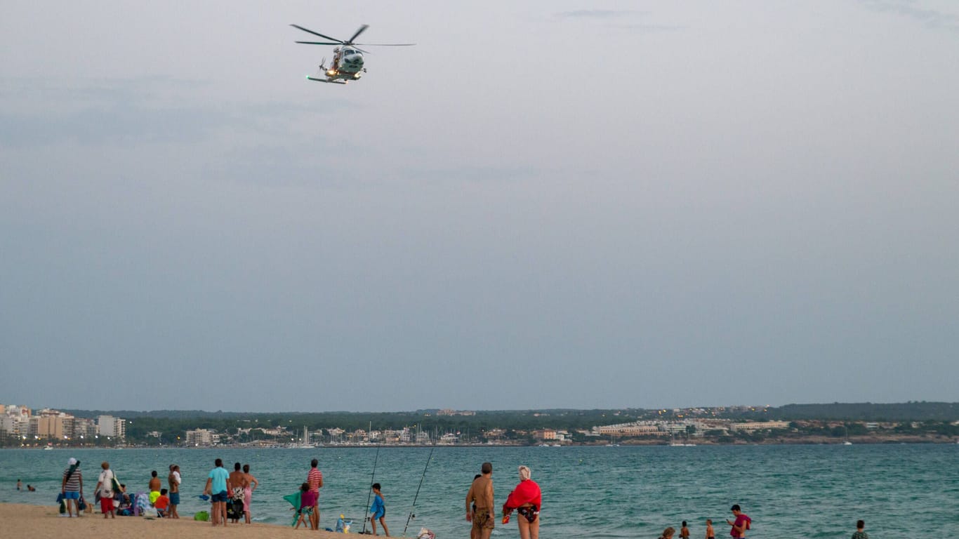 Hubschrauber über der Playa de Palma auf Mallorca (Archivbild): Diesmal versprühten sie Mücken-Gift.