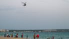 Hubschrauber über der Playa de Palma auf Mallorca (Archivbild): Diesmal versprühten sie Mücken-Gift.