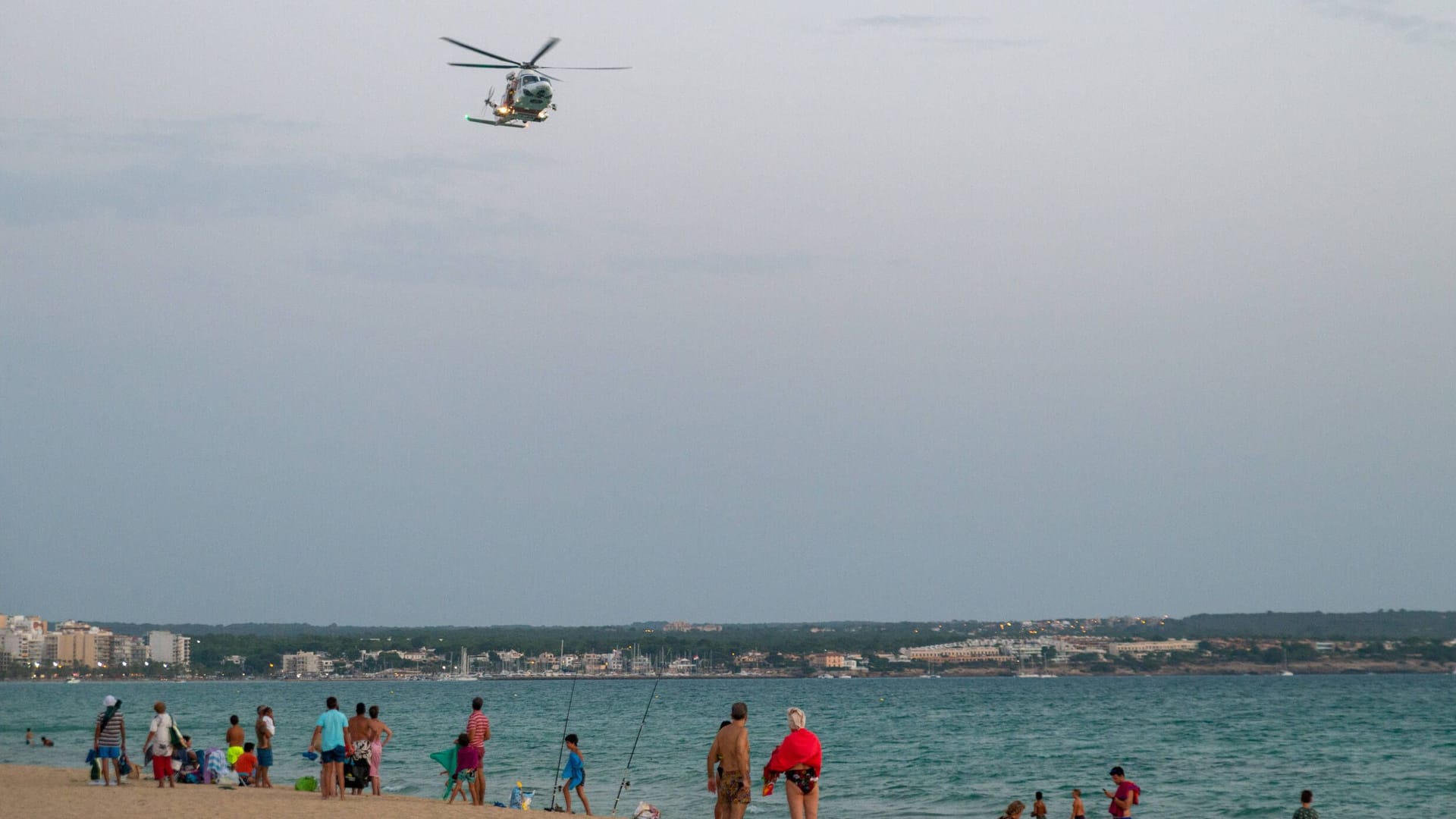 Hubschrauber über der Playa de Palma auf Mallorca (Archivbild): Diesmal versprühten sie Mücken-Gift.