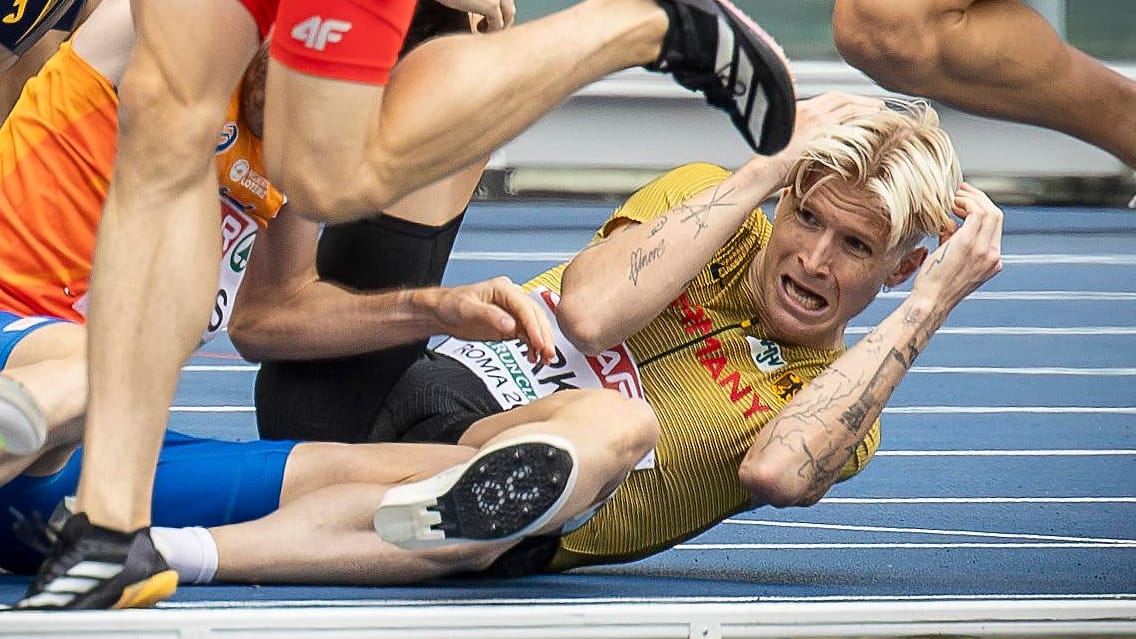 Robert Farken (mit blonden Haaren) am Boden: Der deutsche Leichtathlet war in einen Sturz verwickelt.