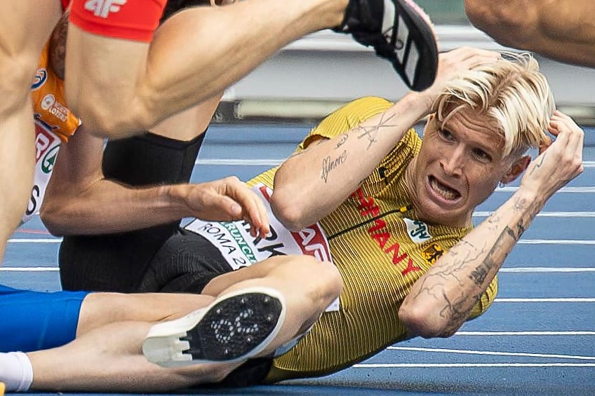 Robert Farken (mit blonden Haaren) am Boden: Der deutsche Leichtathlet war in einen Sturz verwickelt.