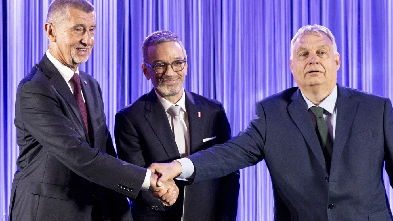 Andrej Babiš, Vorsitzender der tschechischen liberal-populistischen ANO, Herbert Kickl, Chef der rechten österreichischen FPÖ, und Viktor Orbán (l), Ministerpräsident von Ungarn und Vorsitzender der Partei Fidesz, reichen sie die Hände.
