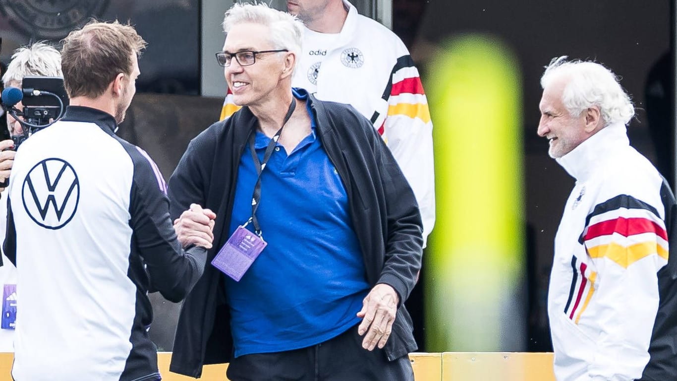 Julian Nagelsmann (l.) und Gordon Herbert (M.): Der Fußball-Nationaltrainer empfing den Basketball-Weltmeistercoach vor der Heim-EM im DFB-Camp.