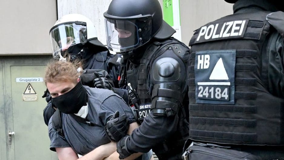 Essen: Unweit der Grugahalle löst die Polizei eine Sitzblockade auf.