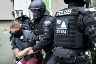 Essen: Unweit der Grugahalle löst die Polizei eine Sitzblockade auf.