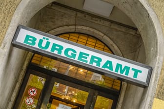 Bürgeramt in Berlin-Zehlendorf: Die Bürgerämter in Berlin sollen mehr Personal bekommen.