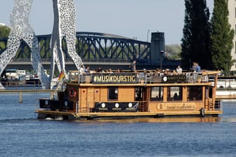 Floß in Not? In Berlin wohl öfter der Fall.