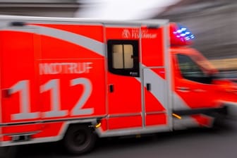 ARCHIV - Ein Rettungswagen fährt mit Blaulicht zum Einsatz