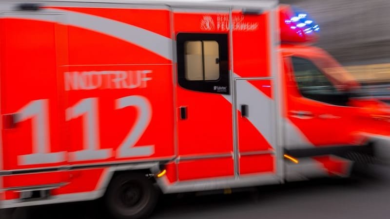 ARCHIV - Ein Rettungswagen fährt mit Blaulicht zum Einsatz