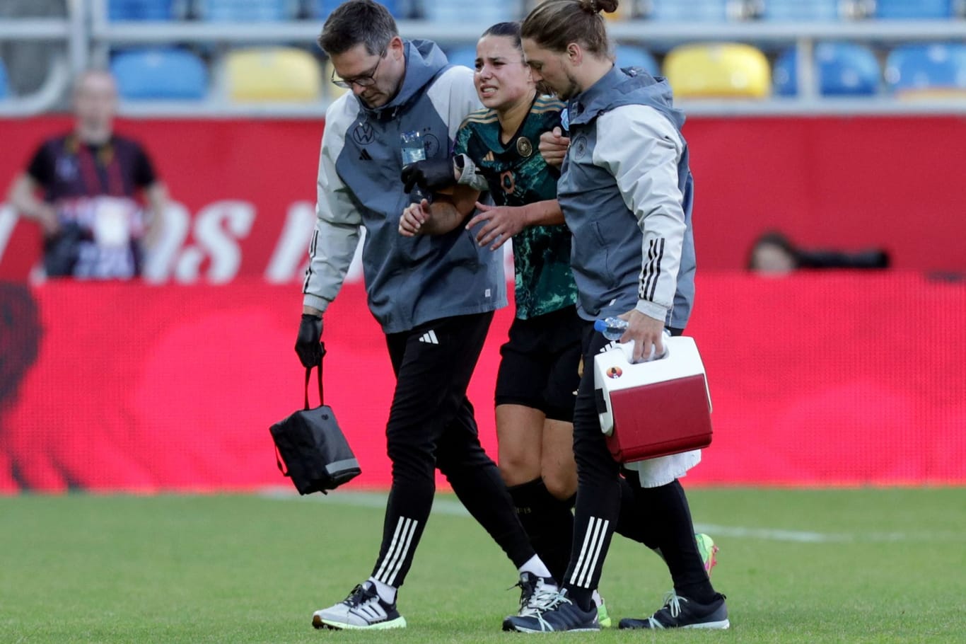 Lena Oberdorf humpelt vom Platz: Gegen Polen zog sie sich eine Verletzung zu.