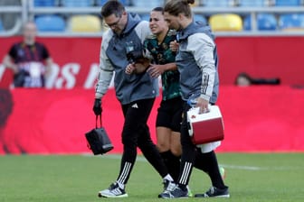 Lena Oberdorf humpelt vom Platz: Gegen Polen zog sie sich eine Verletzung zu.