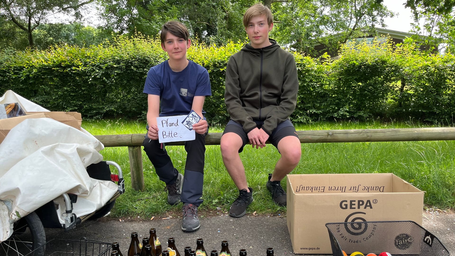 Die Brüder Andreas (l.) und Matthias (r.) wohnen in der Nähe von Rock im Park: Sie sammeln zusammen mit Freunden – letztes Jahr haben sie sich mit dem Geld einen Tag in einem Freizeitpark finanziert.