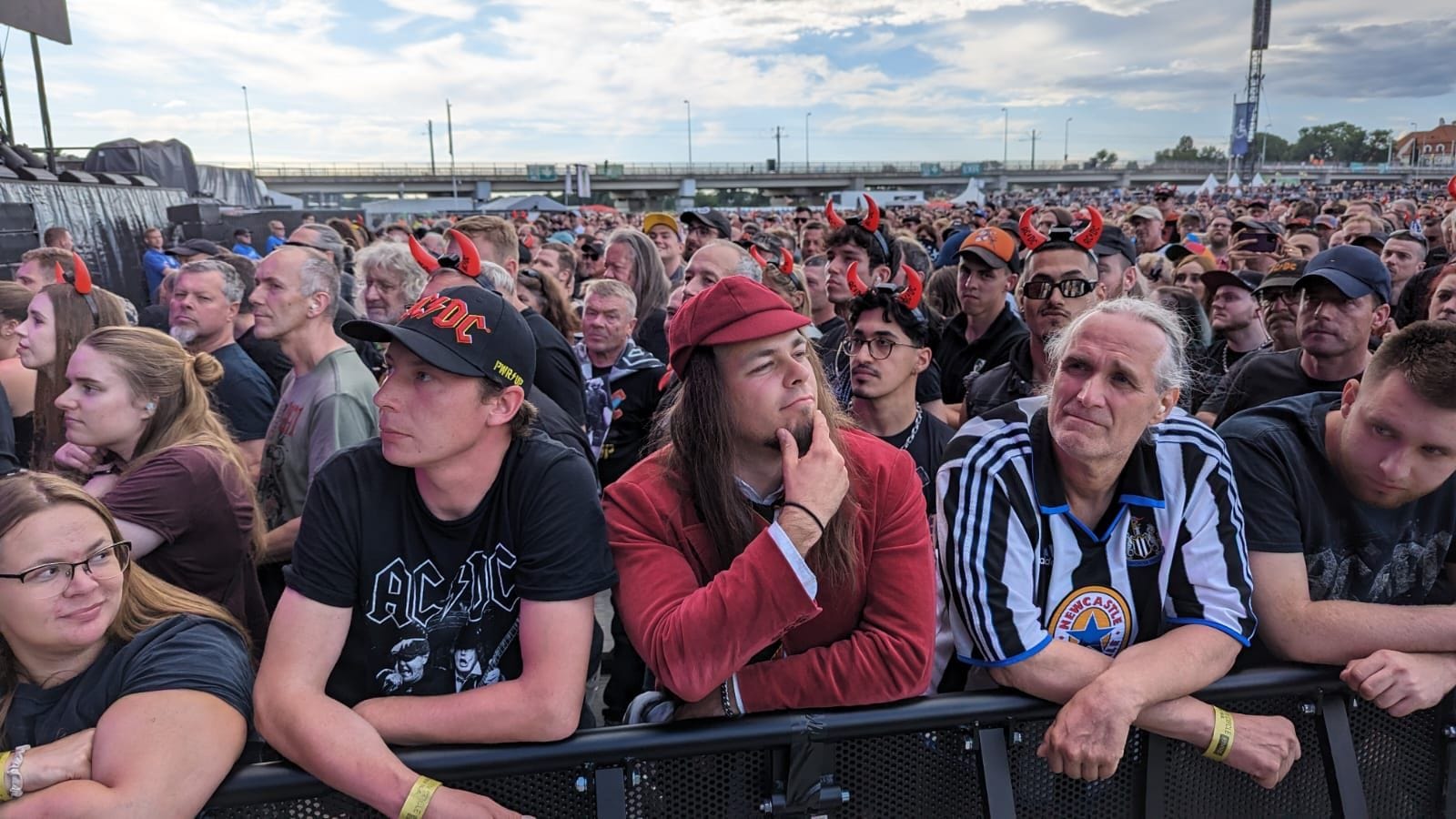 Fans vor dem AC/DC-Konzert in Dresden: Die australische Rockband gibt zwei Konzerte am Elbufer.