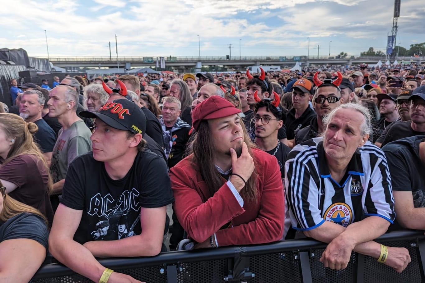 Fans vor dem AC/DC-Konzert in Dresden: Die australische Rockband gibt zwei Konzerte am Elbufer.