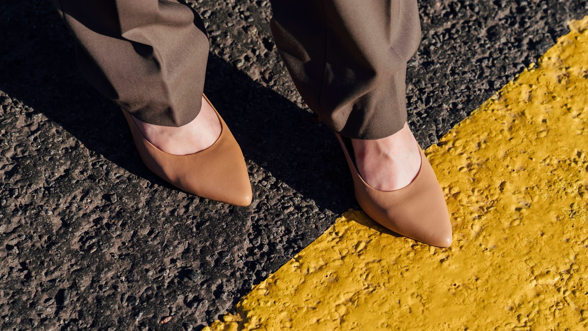 Für Deutsche ungewohnt: Gelbe Linien auf dem Asphalt sind in vielen Ländern zu sehen.