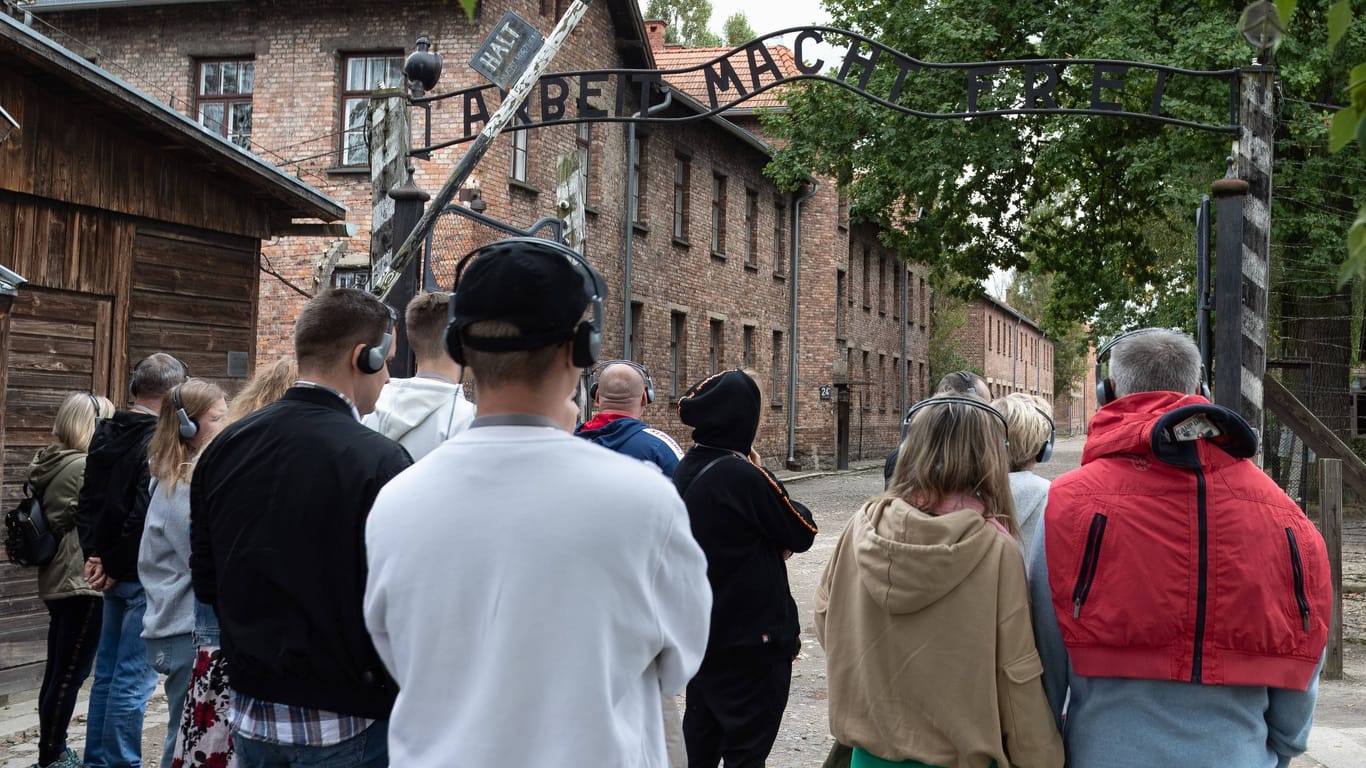 Eine Gruppe steht am Eingang der KZ-Gedenkstätte Auschwitz (Symbolbild): Schüler haben vor einem Besuch den Hitlergruß gezeigt.