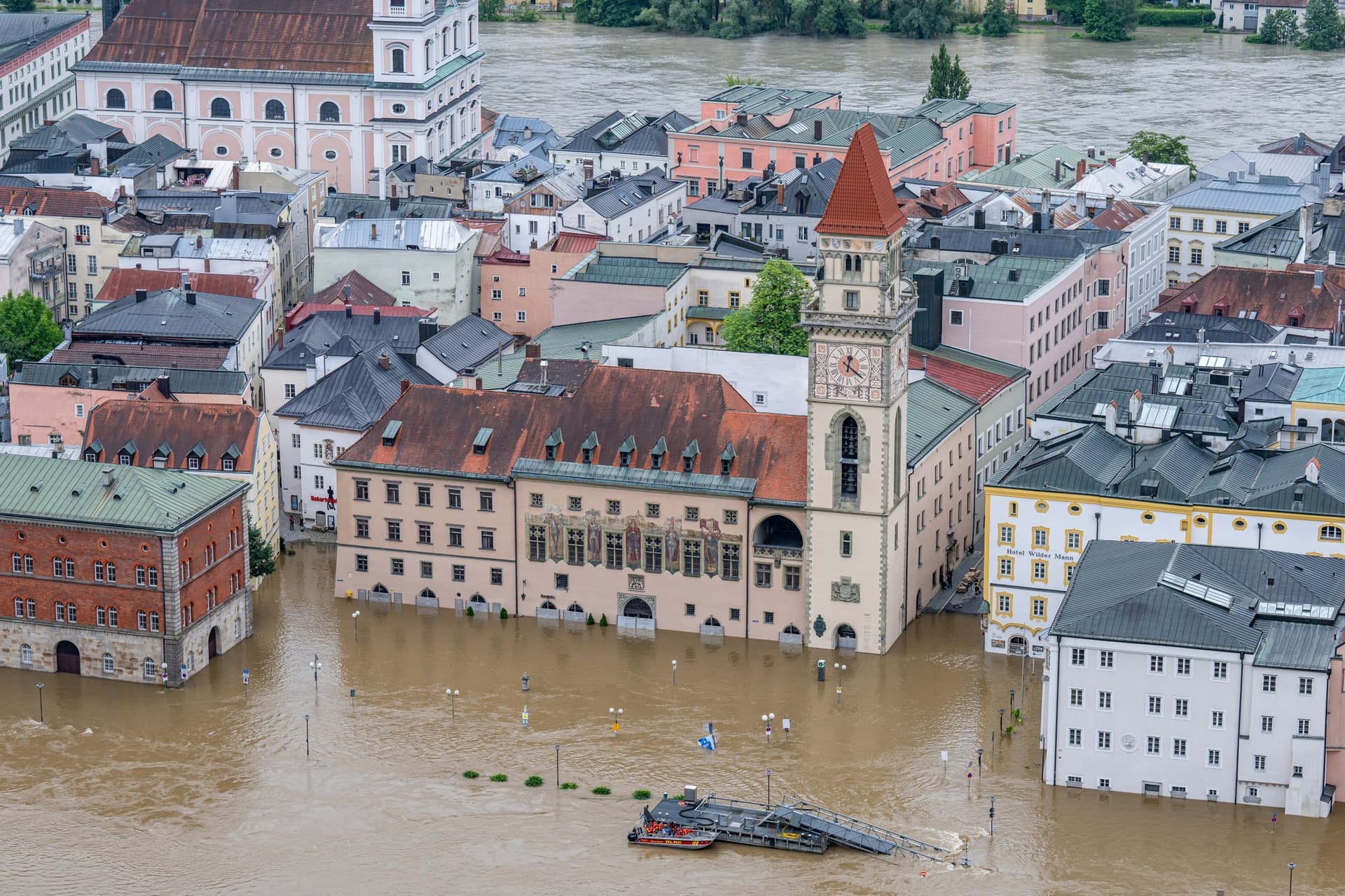 Das historische Rathaus in Passau steht im Hochwasser der Donau.