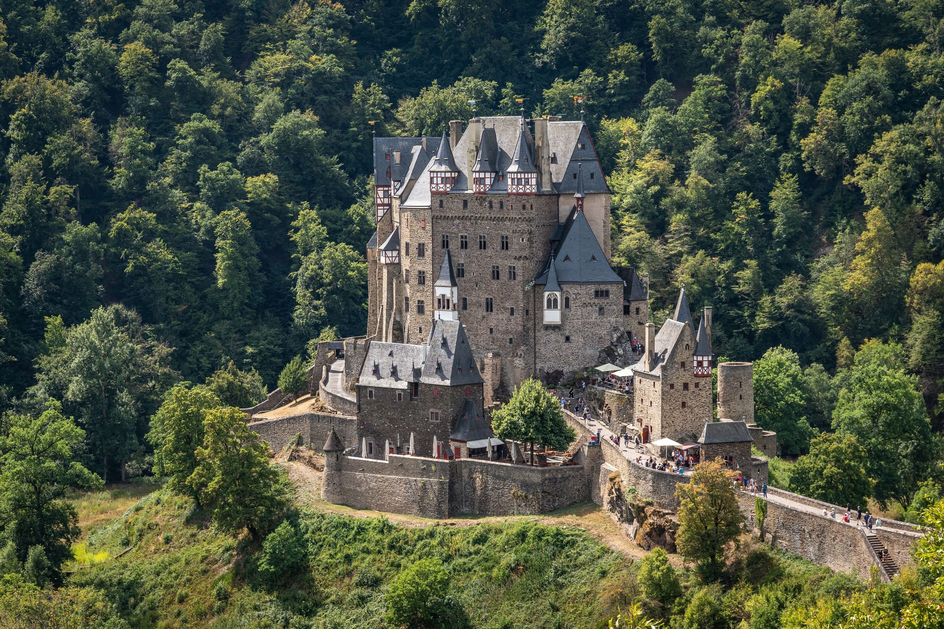 Die Burg Eltz in Rheinland-Pfalz (Archivbild): Hier kam es zum tödlichen Unfall.