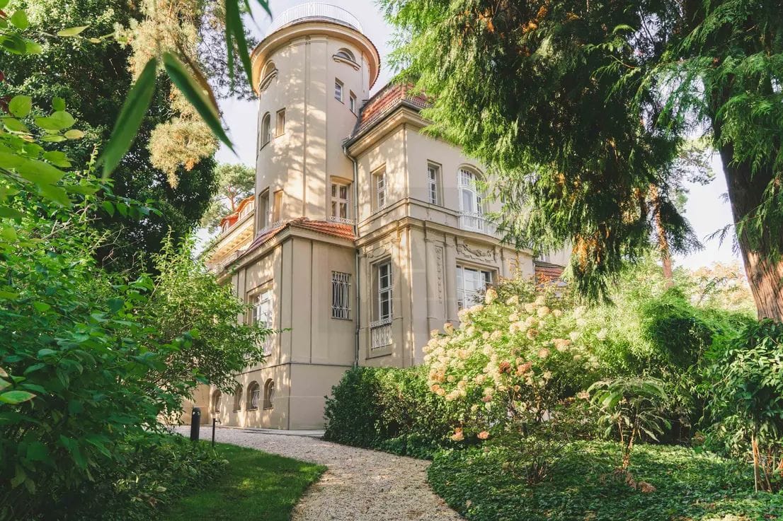 Wie aus einem Märchen: Im Berliner Grunewald versteckt sich diese Jugendstilvilla für 13,5 Millionen Euro. Nur ein Haus in Deutschland ist noch wertvoller.