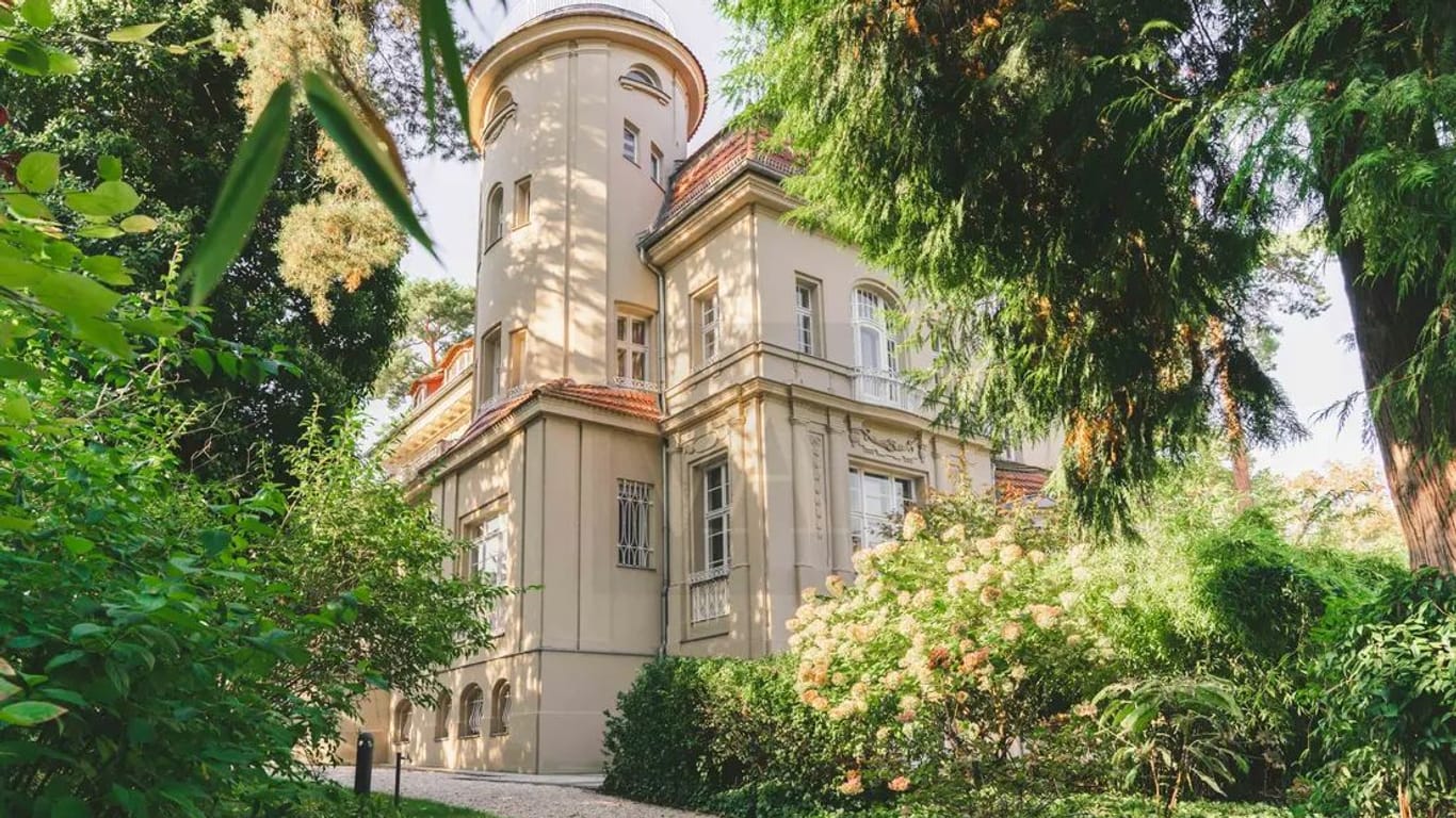 Wie aus einem Märchen: Im Berliner Grunewald versteckt sich diese Jugendstilvilla für 13,5 Millionen Euro. Nur ein Haus in Deutschland ist noch wertvoller.