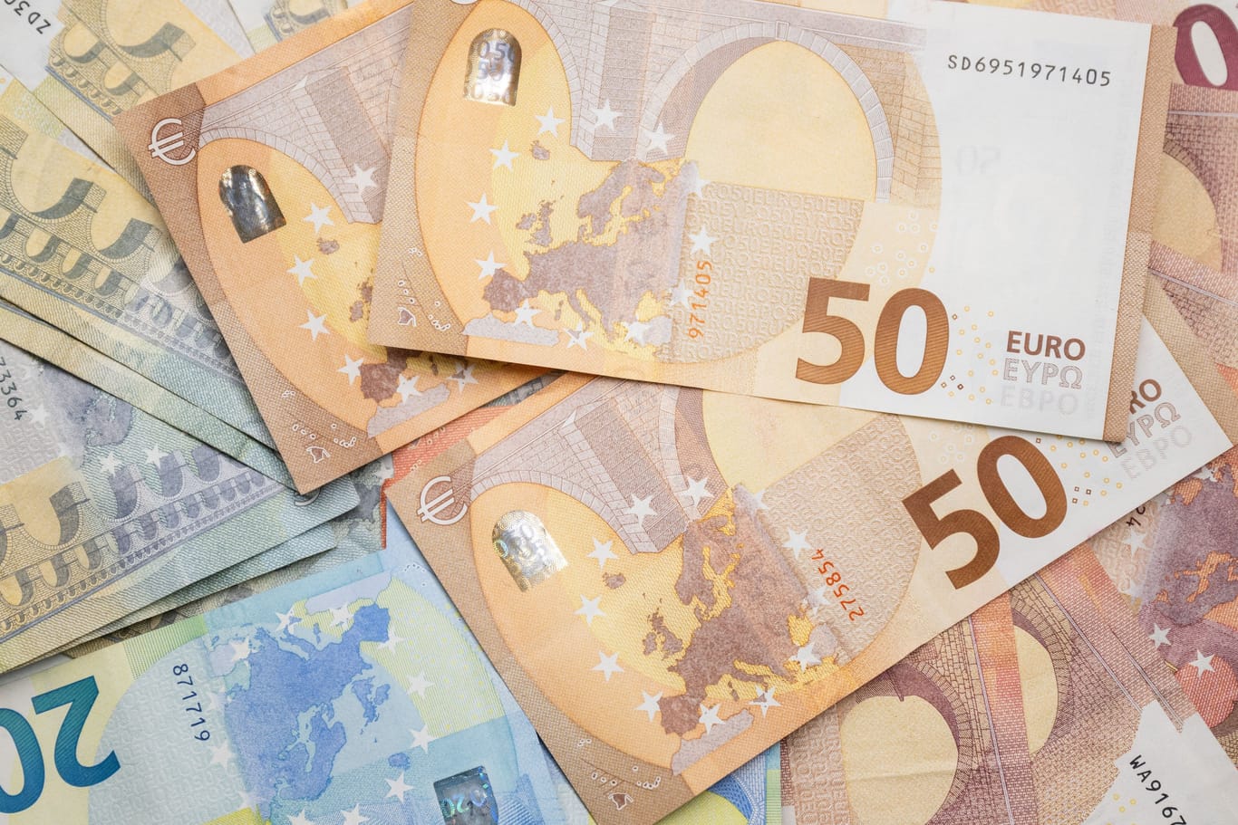 Euro-Banknoten: Tagesgeld- und Festgeldkonten werfen in Zukunft wieder weniger Zinsen ab.