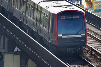 Eine U-Bahn fährt während des Hamburger Hafengeburtstags (Archivbild): 2023 verzeichnete die Hochbahn einen neuen Fahrgastrekord.