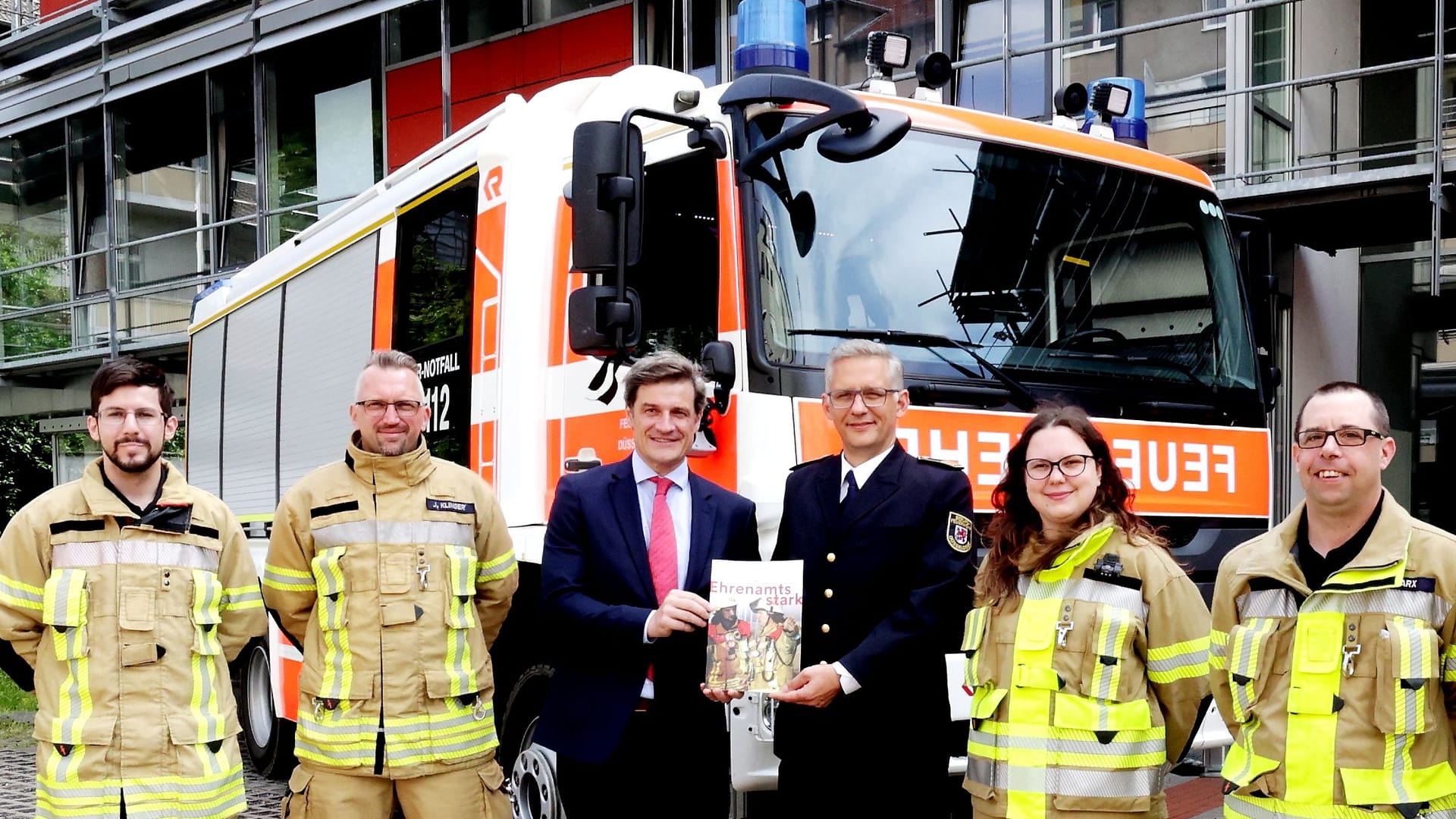 Feuerwehrdezernent Christian Zaum (4.v.l.) und Carsten Hahn, stellvertretender Leiter der Feuerwehr (4.v.r.), stellten gemeinsam mit einigen Ehrenamtlern der Freiwilligen Feuerwehr den Jahresbericht 2023 vor,(c)Landeshauptstadt Düsseldorf/David Young