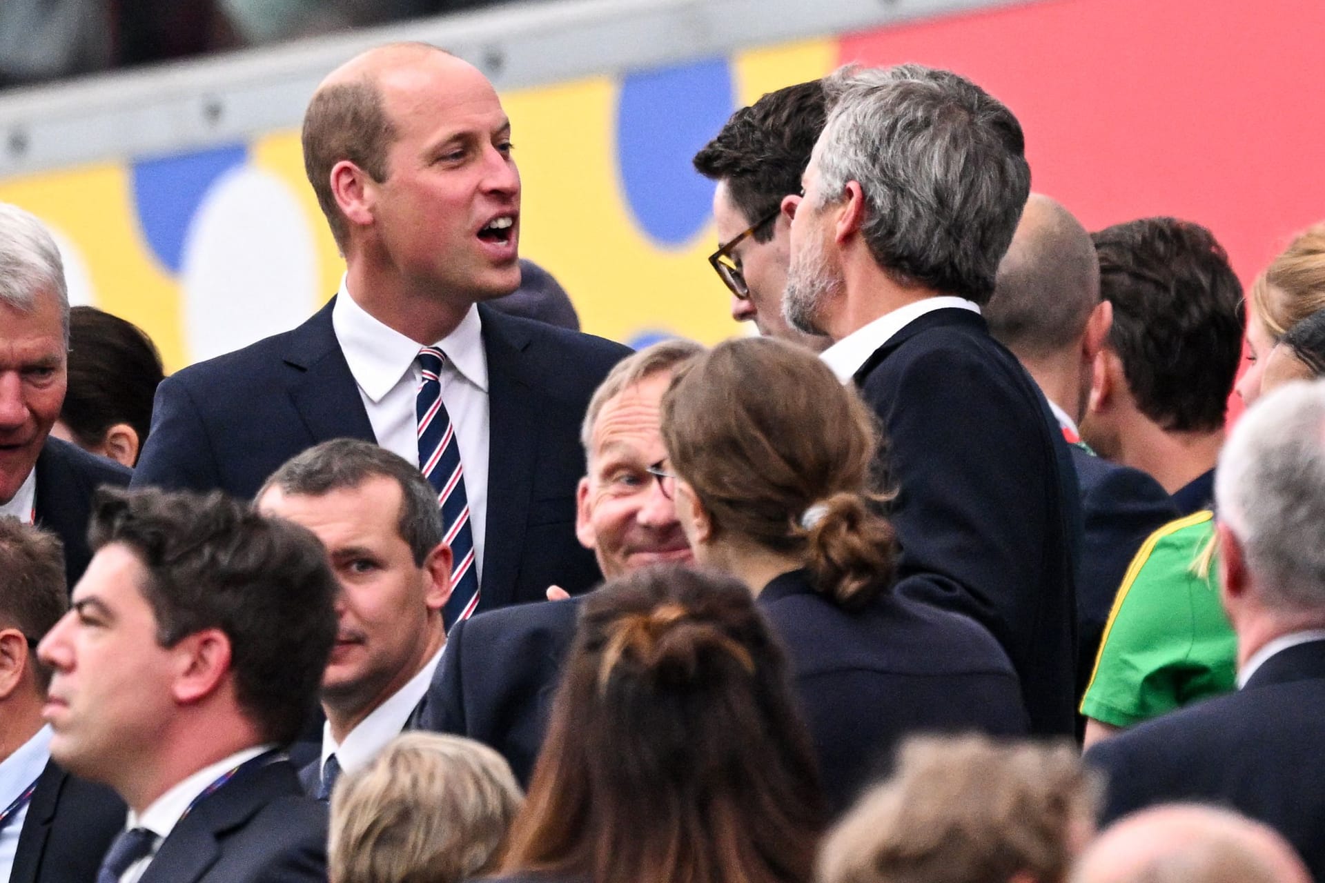 Prinz William und König Frederik trafen im Stadion aufeinander.