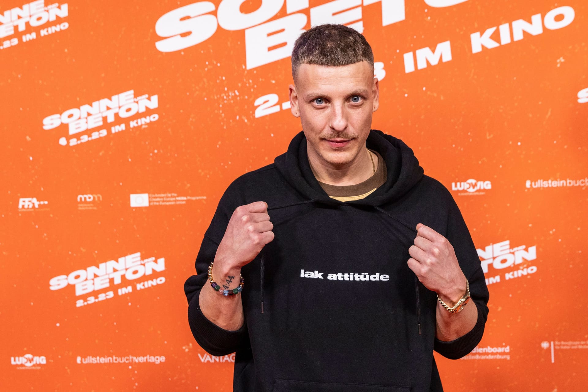 Felix Lobrecht bei der Filmpremiere von "Sonne und Beton" in Berlin: Der Comedian will schwer vermittelbaren Hunden helfen.