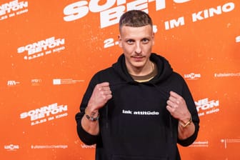 Felix Lobrecht bei der Filmpremiere von "Sonne und Beton" in Berlin: Der Comedian will schwer vermittelbaren Hunden helfen.