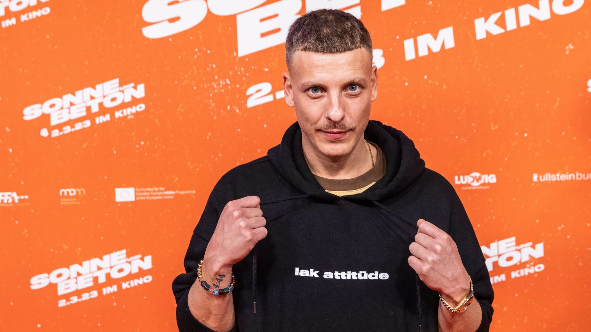 Felix Lobrecht bei der Filmpremiere von "Sonne und Beton" in Berlin: Der Comedian will schwer vermittelbaren Hunden helfen.