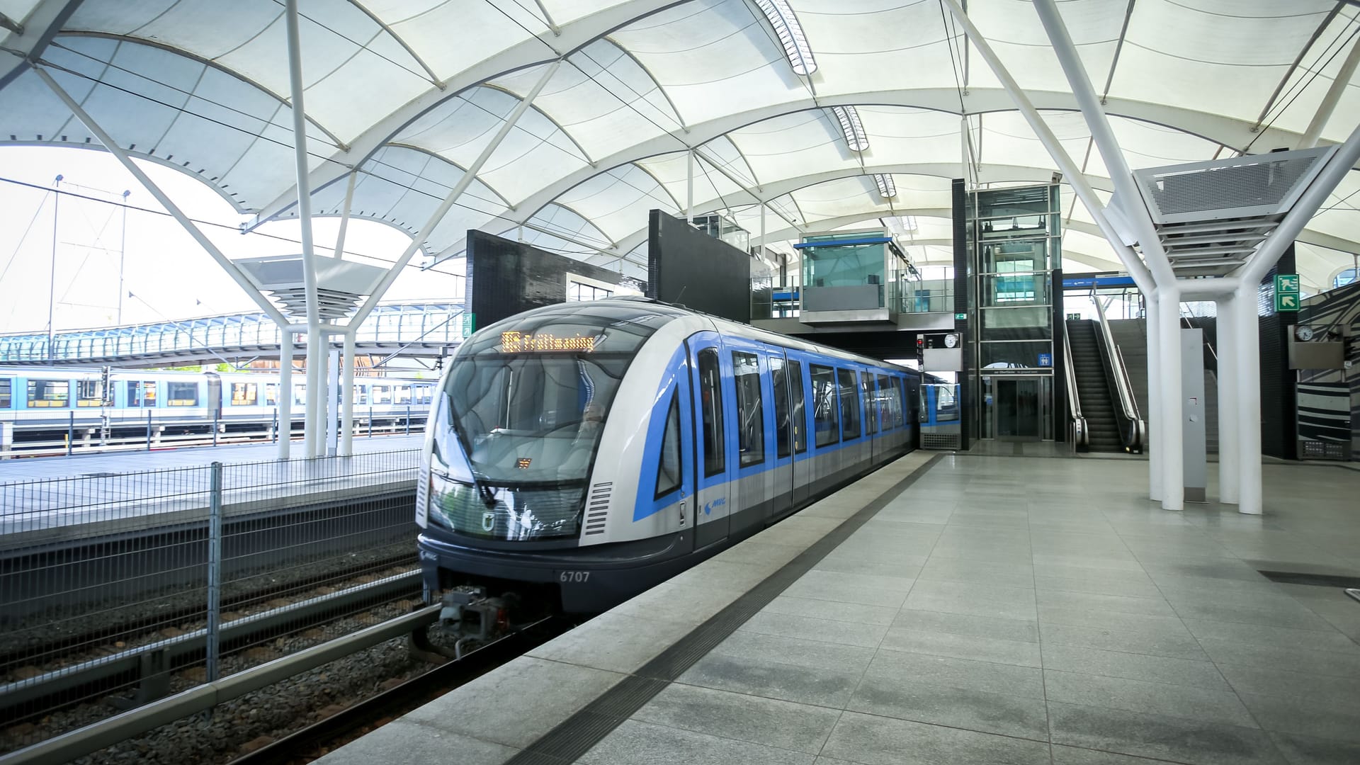 Eine U-Bahn fährt in Fröttmaning ein (Archivbild): An der Haltestelle müssen Fußballfans aussteigen, die zur Allianz Arena wollen.