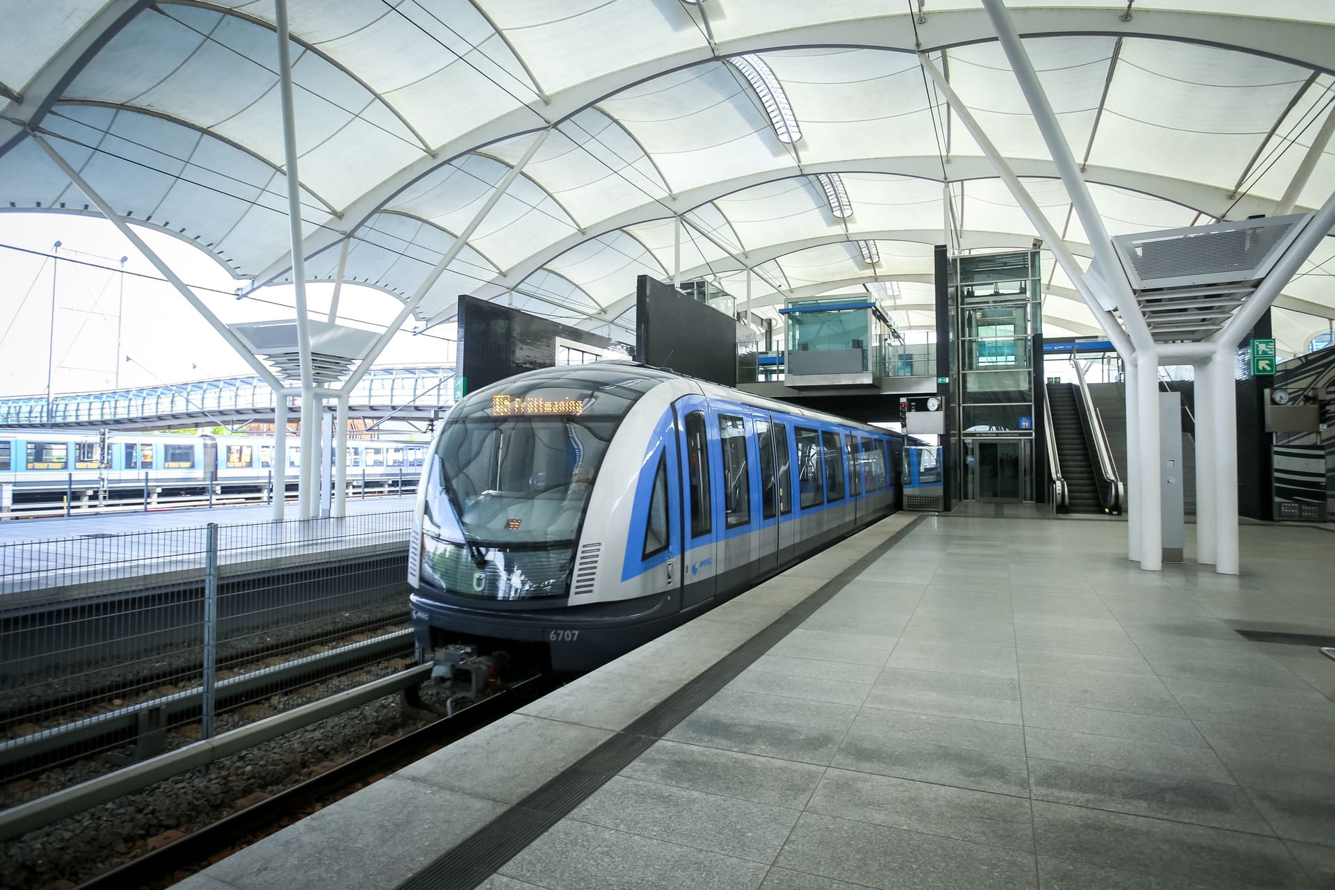 Eine U-Bahn fährt in Fröttmaning ein (Archivbild): An der Haltestelle müssen Fußballfans aussteigen, die zur Allianz Arena wollen.