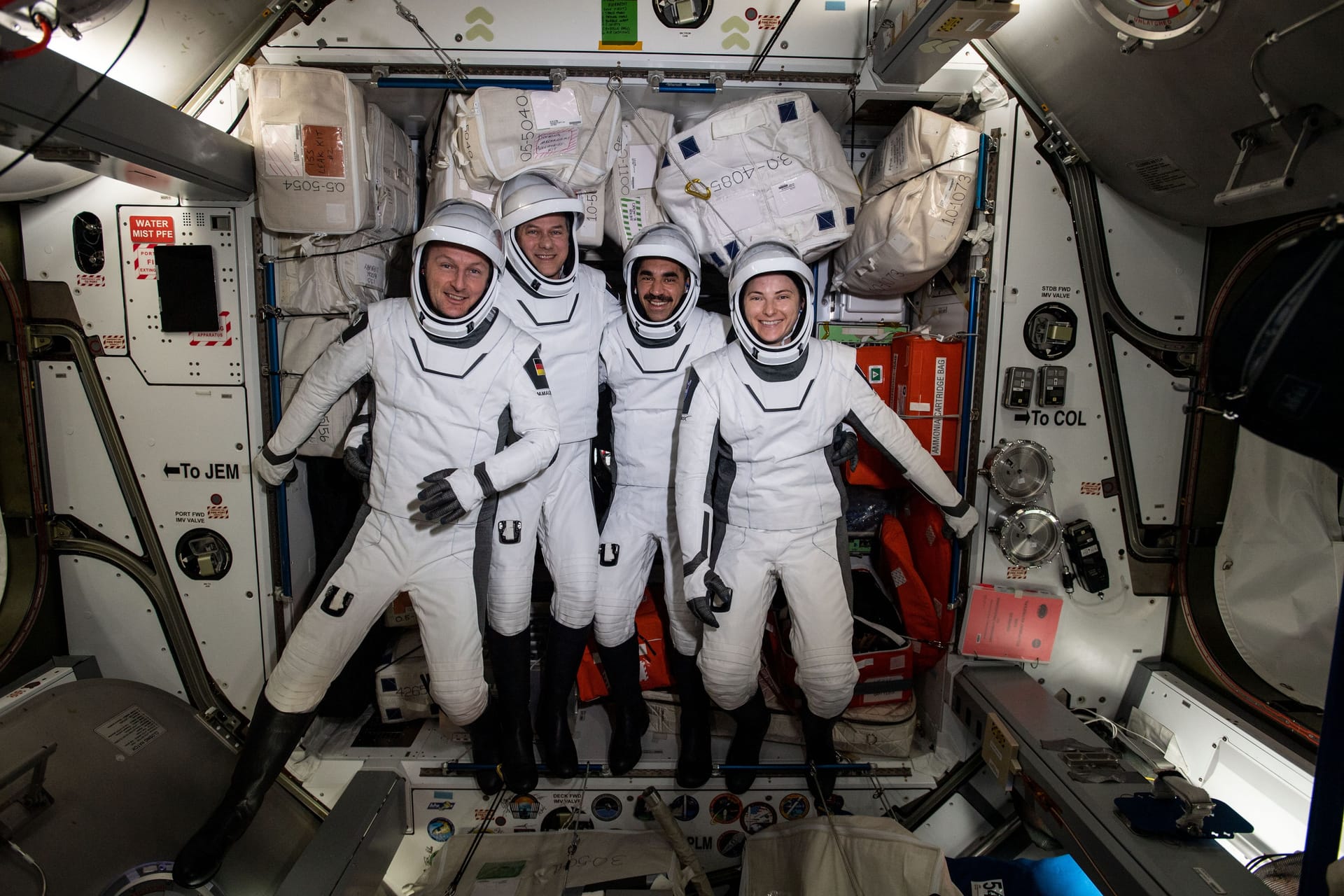 Die Astronauten der "Crew 3"-Mission machen ein Foto an Bord der ISS. Matthias Maurer ist links im Bild zu sehen. Rechts neben ihm befinden sich die US-Raumfahrer Tom Marshburn, Raja Chari und Kayla Barron.