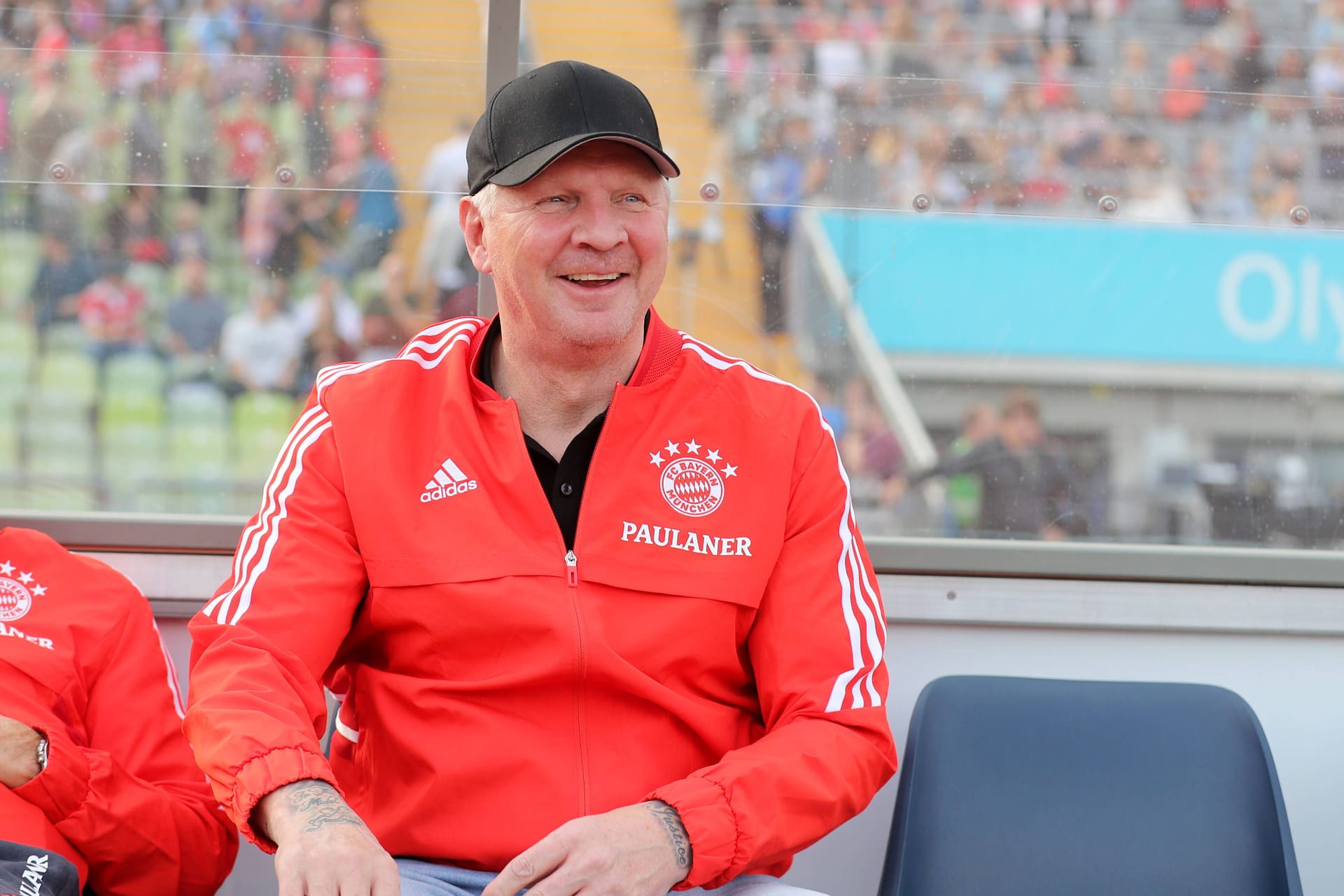 Stefan Effenberg in Bayern-Jacke auf der Bank im Münchner Olympiastadion.