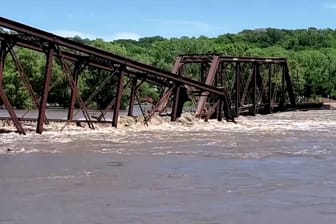 Burlington-Northern-Santa-Fe-Brücke kollabiert unter Fluten