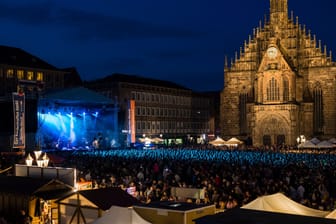 Die zentrale Bühne am Hauptmarkt: Das Bardentreffen findet mitten in der Nürnberger Innenstadt auf insgesamt acht Bühnen statt.