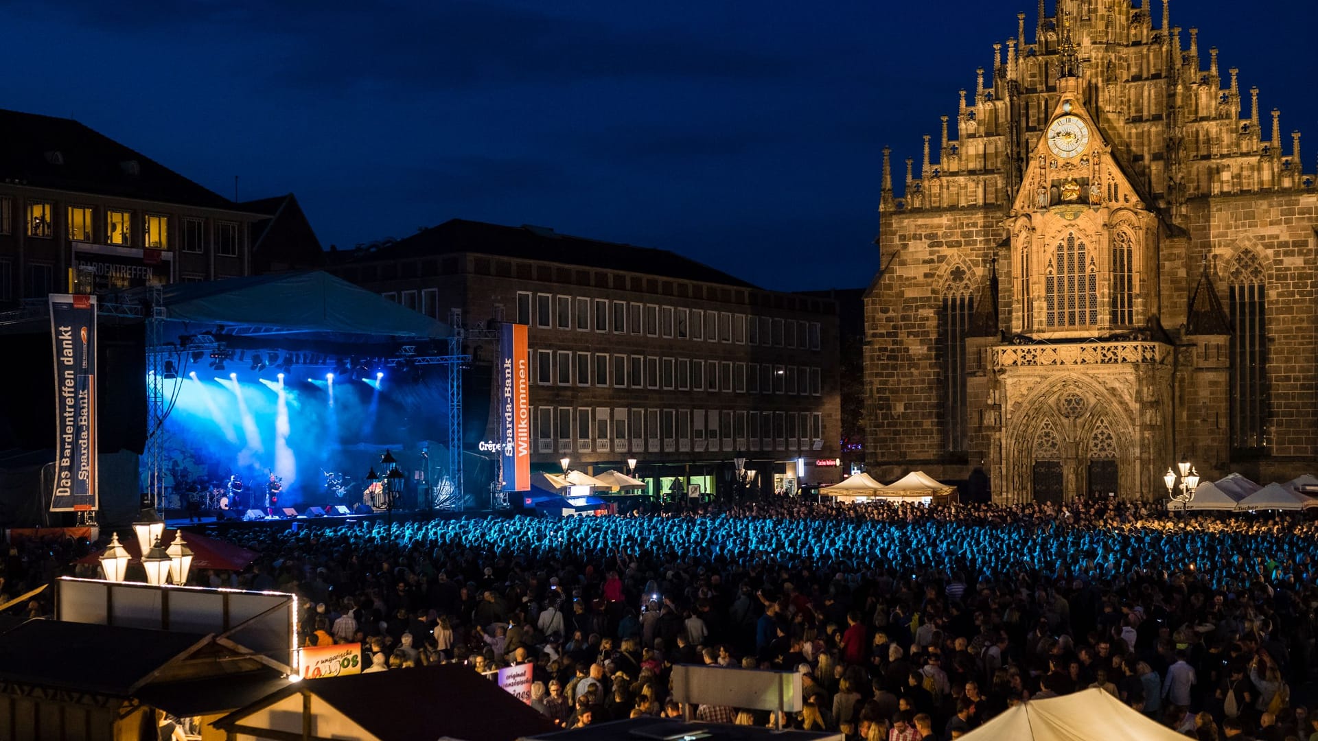 Die zentrale Bühne am Hauptmarkt: Das Bardentreffen findet mitten in der Nürnberger Innenstadt auf insgesamt acht Bühnen statt.