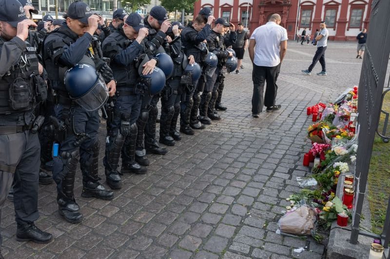 Mannheim am Sonntag: Polizisten trauern um ihren getöteten Kollegen.